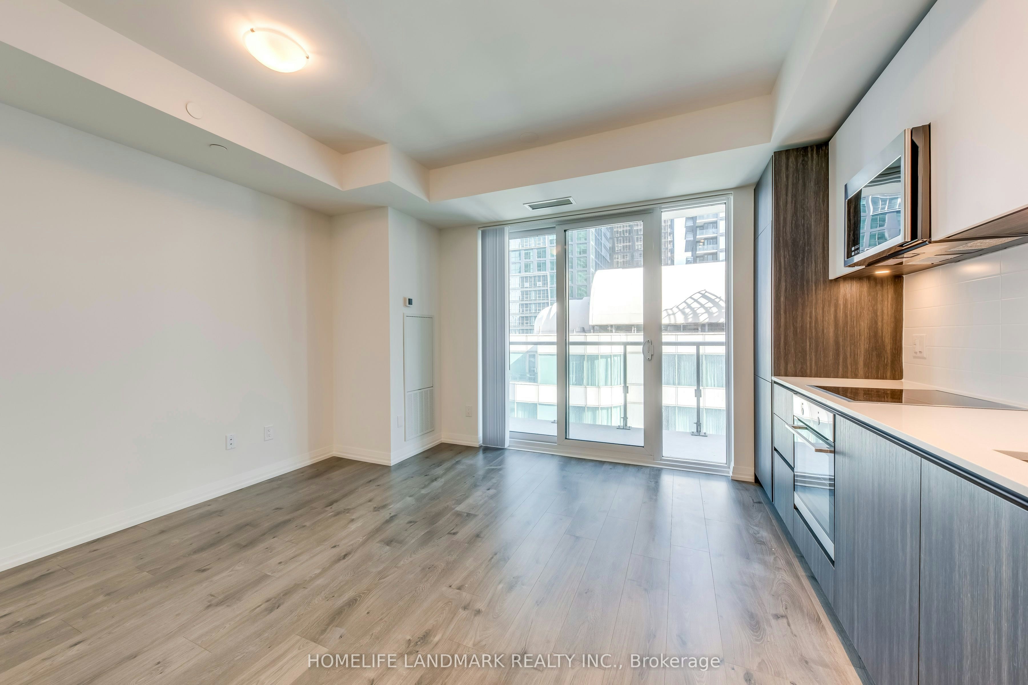 2411-8 Widmer Street, Toronto, ON, M5V 0W6 - 3