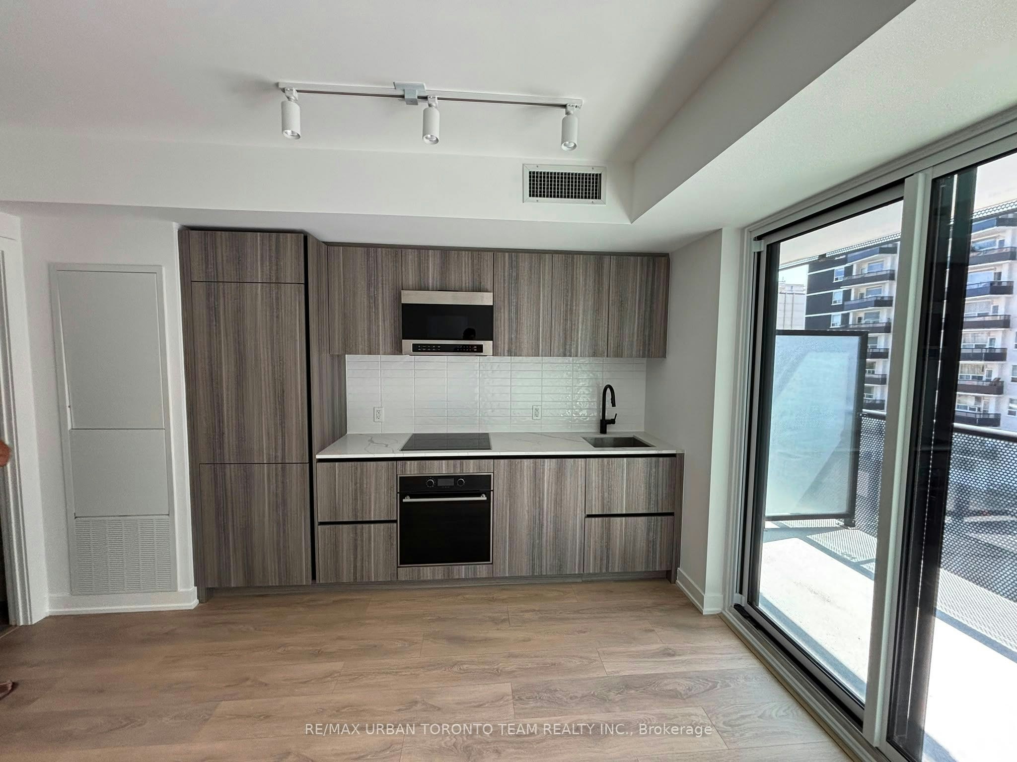 413-127 Broadway Avenue, Toronto, ON, M4P 1V3 - 2