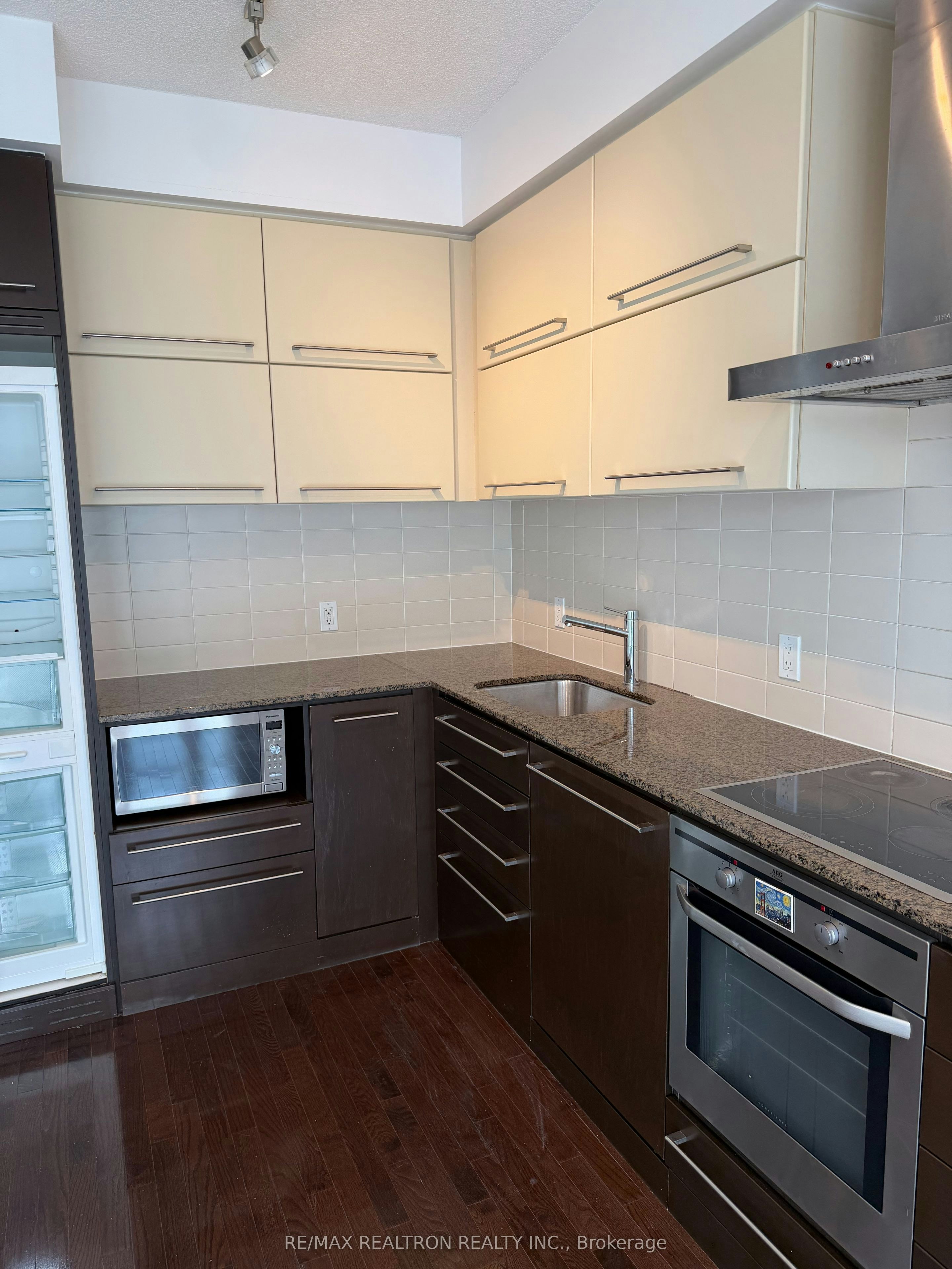 1611-770 Bay Street, Toronto, ON, M5G 0A6 - 19