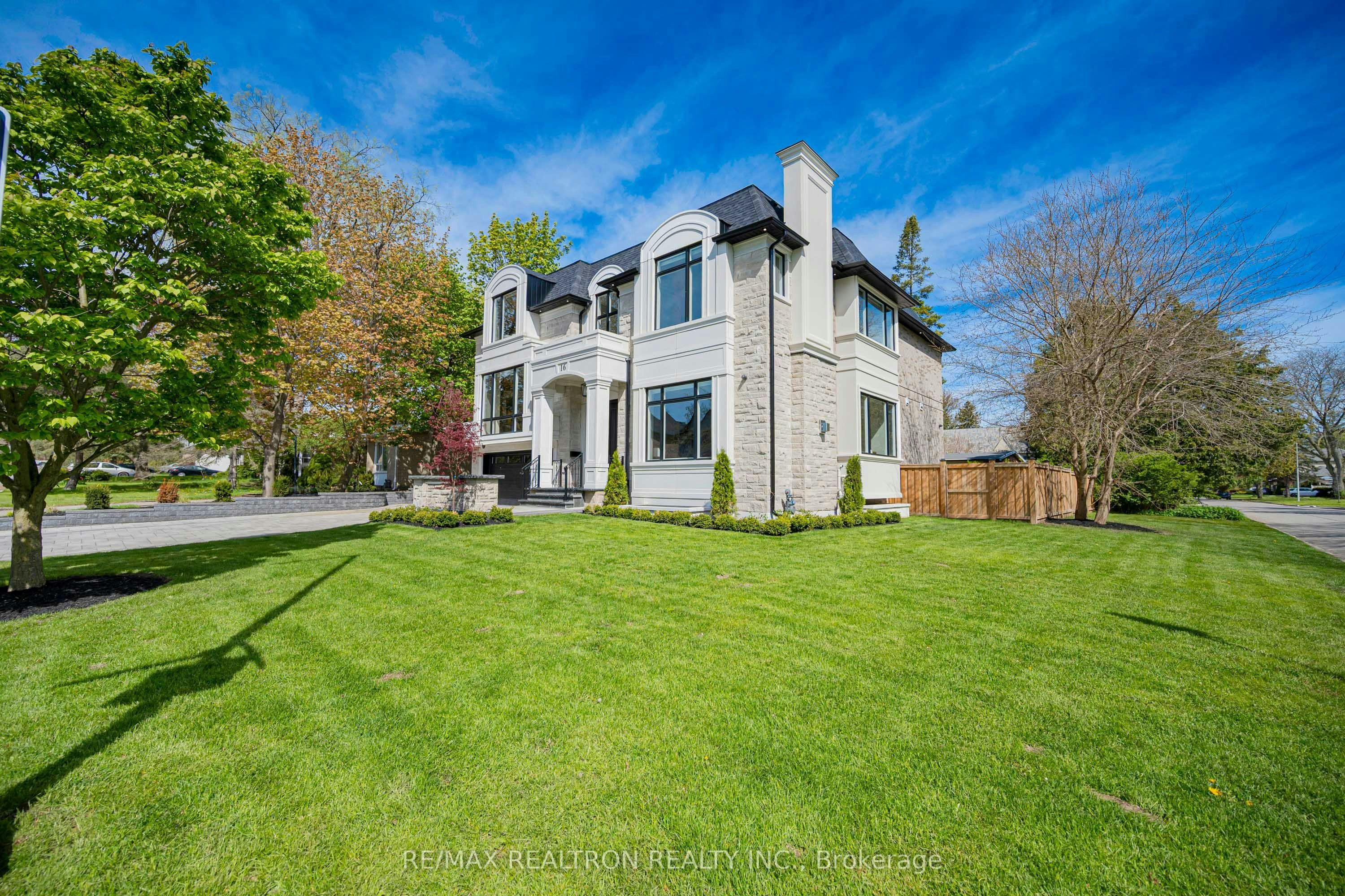 16 Ballyronan Road, Toronto, ON, M3B 1V1