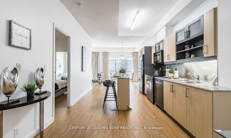203-350 Wellington Street W