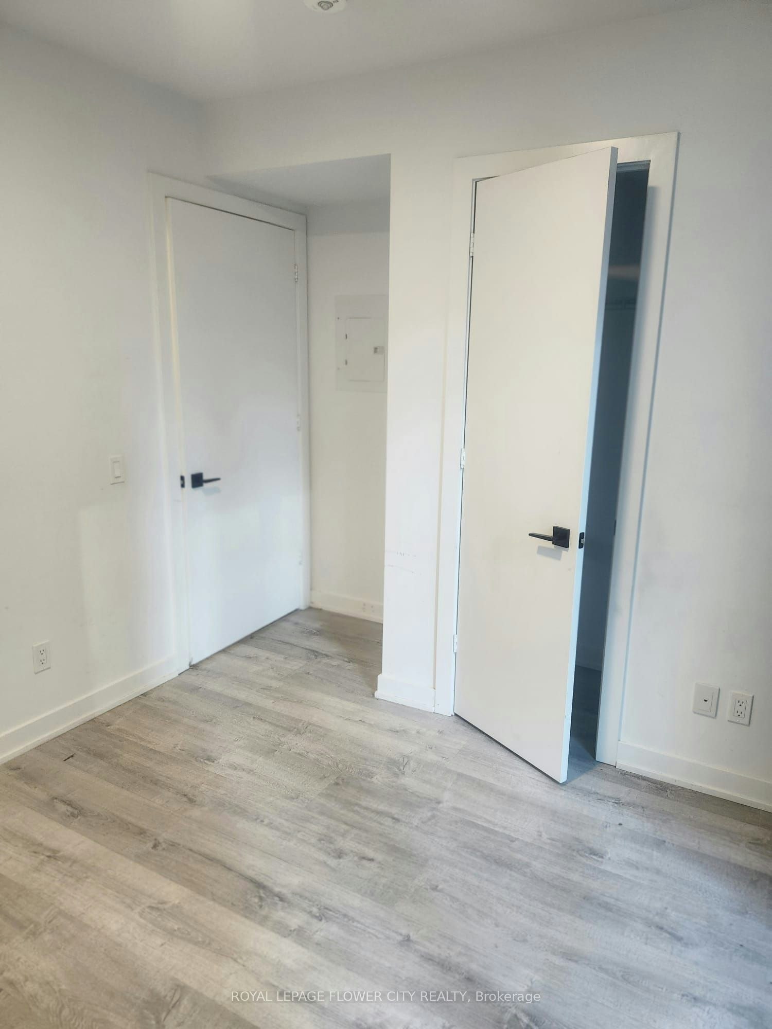 704-327 King Street W, Toronto, ON, M5V 0W7 - 3