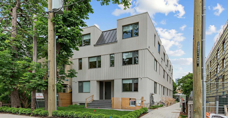 3a-45 Bellevue Avenue, Toronto, ON, M5T 2N5 - 2
