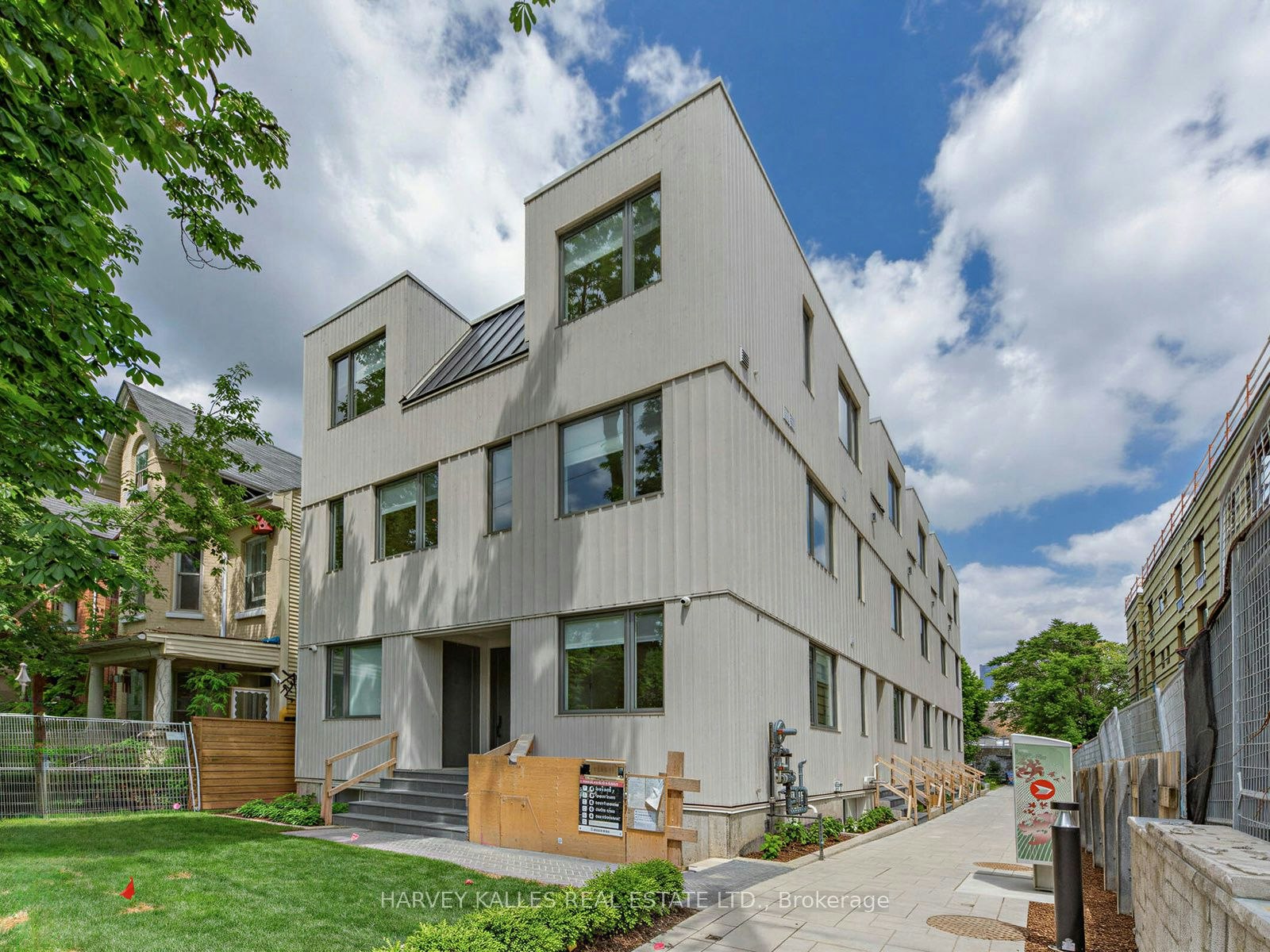 3a-45 Bellevue Avenue, Toronto, ON, M5T 2N5