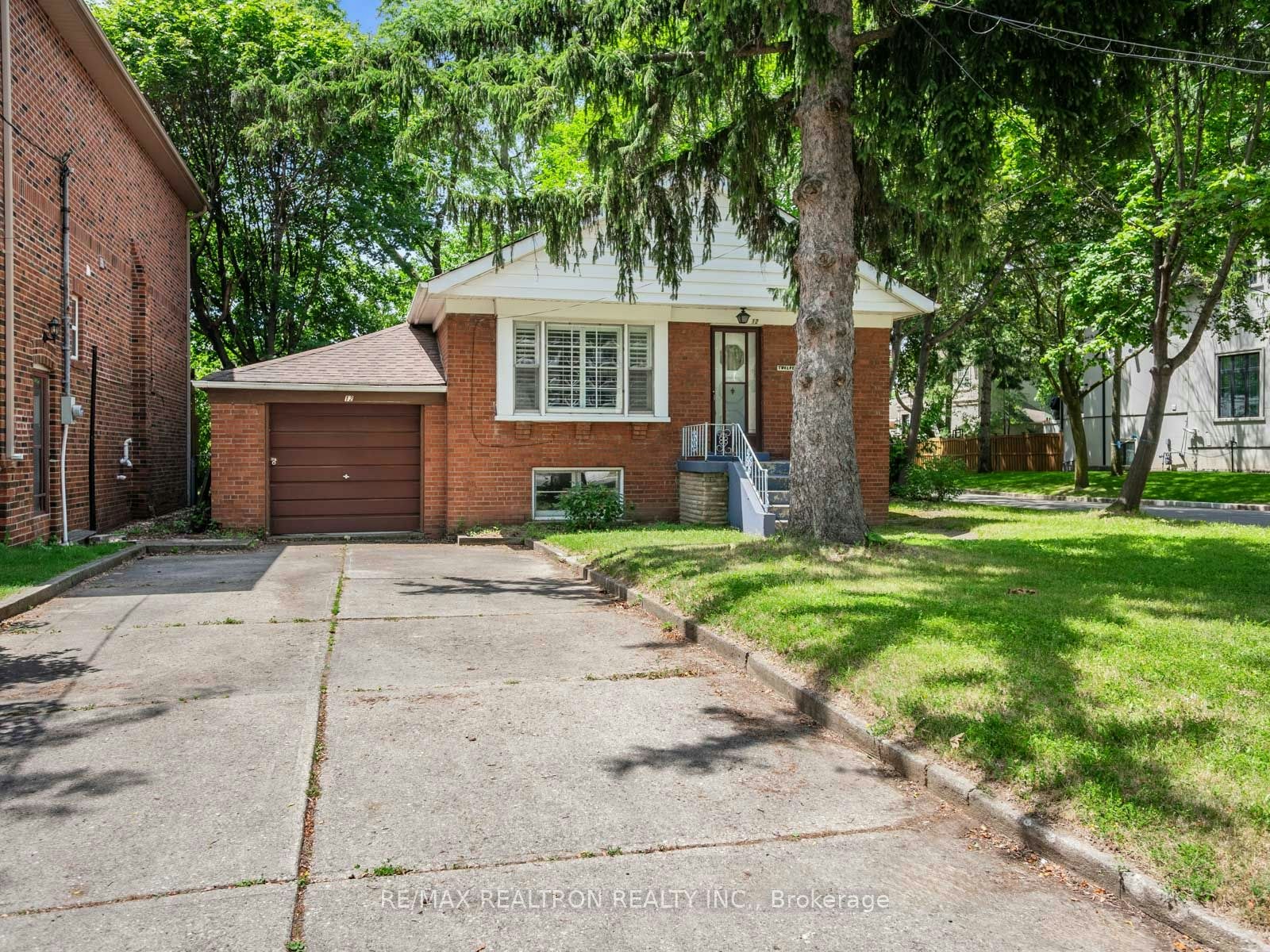12 Graymar Avenue, Toronto, ON, M3H 3B4