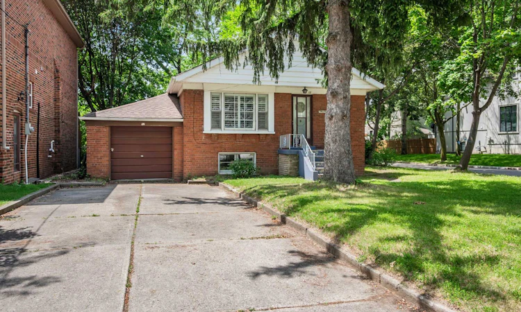 12 Graymar Avenue