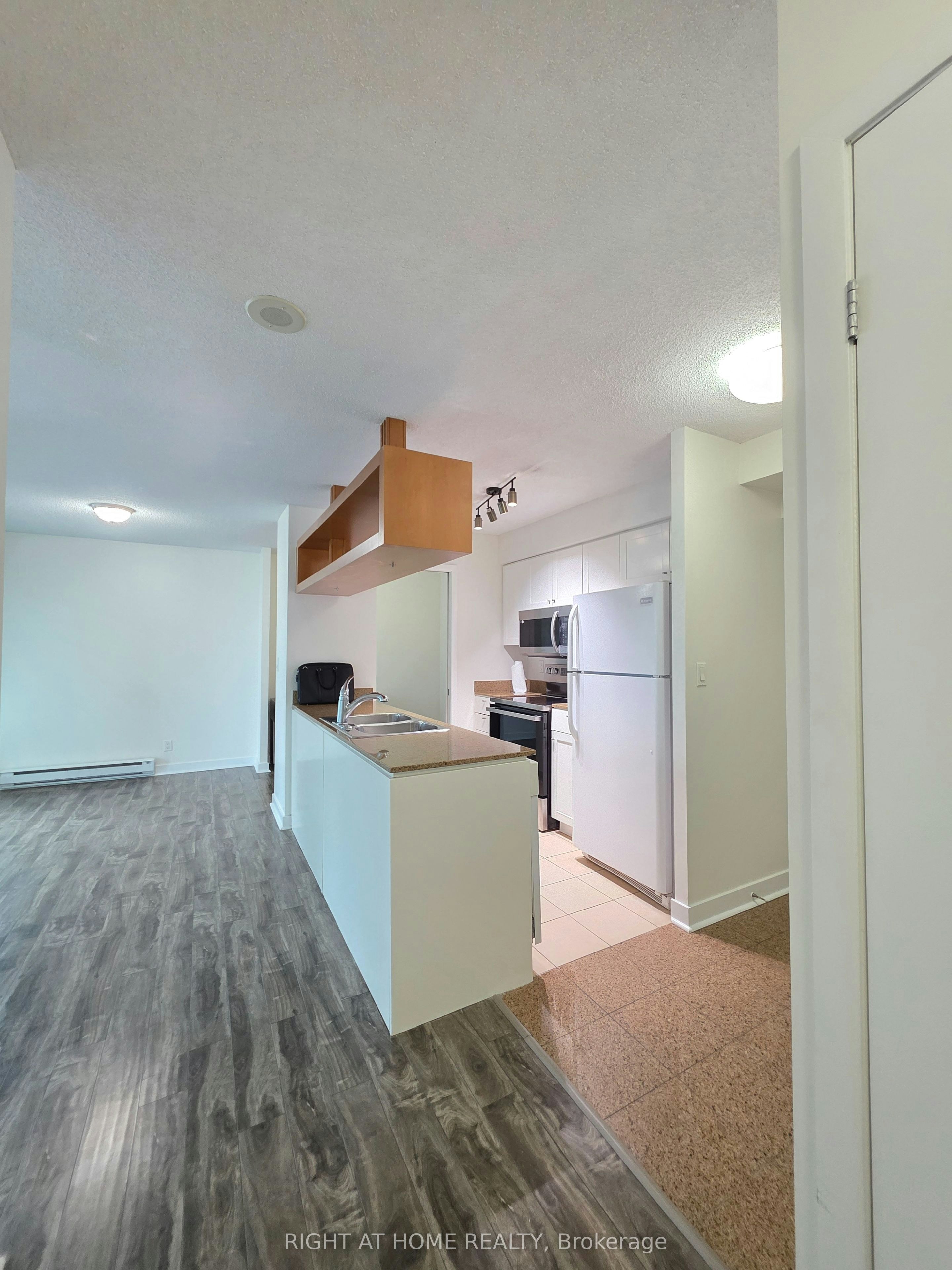 2108-81 Navy Wharf Court, Toronto, ON, M5V 3S2 - 4