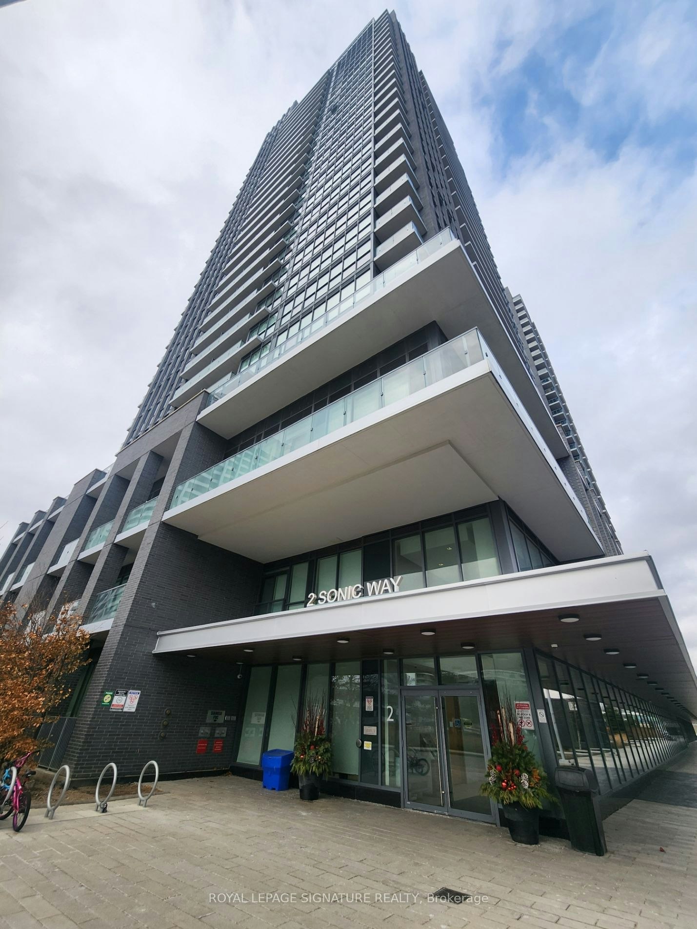 808-2 Sonic Way, Toronto, ON, M3C 0P2