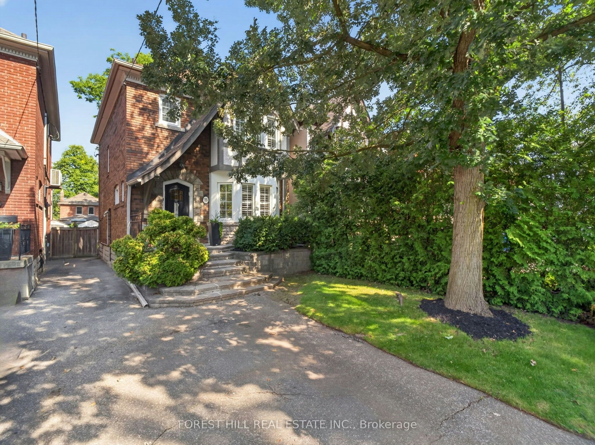 25 Castlewood Road, Toronto, ON, M5N 2L1