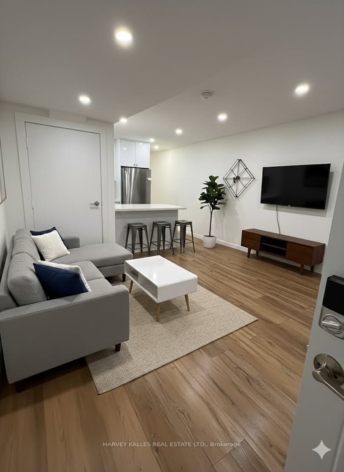 Lower-557 Crawford Street, Toronto, ON, M6G 3J9