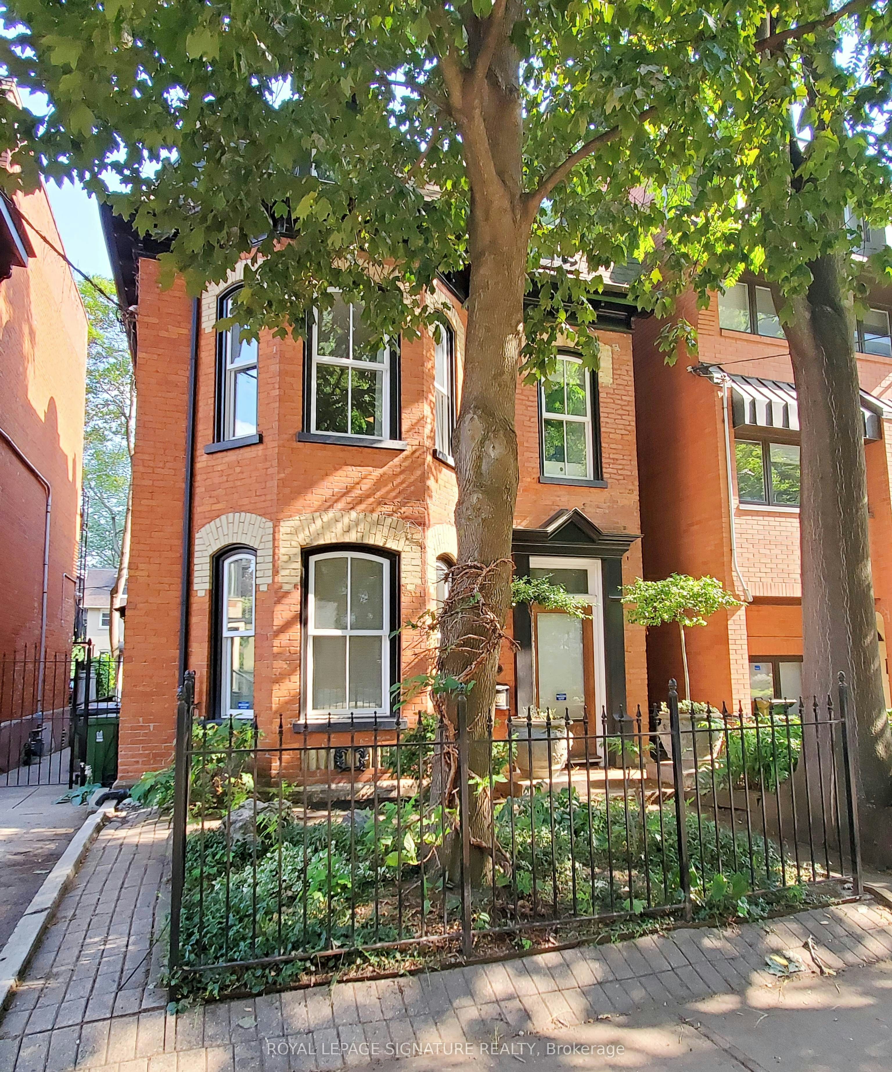 Upper-47 Gloucester Street, Toronto, ON, M4Y 1L8