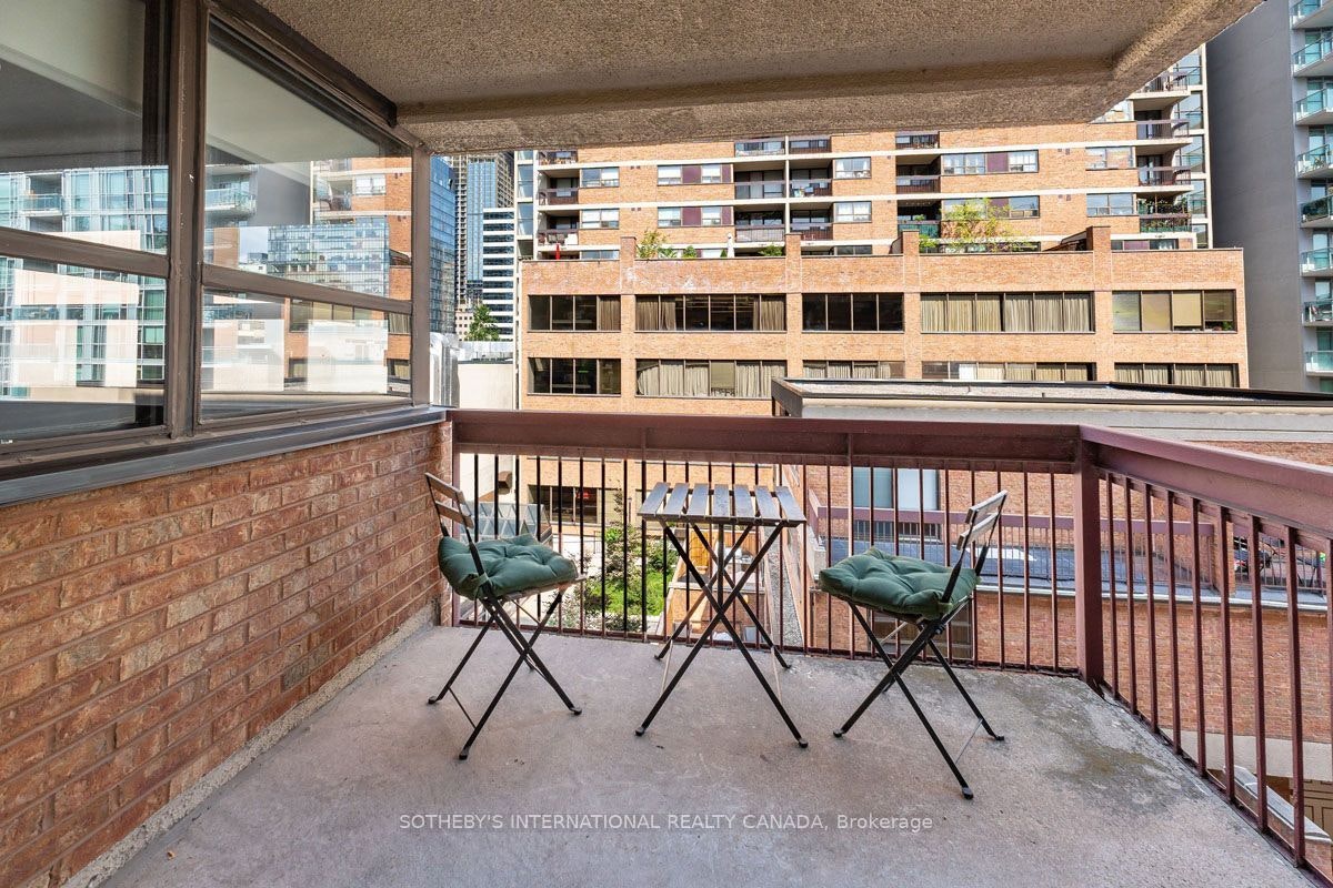 520-89 Mccaul Street, Toronto, ON, M5T 2X3 - 7