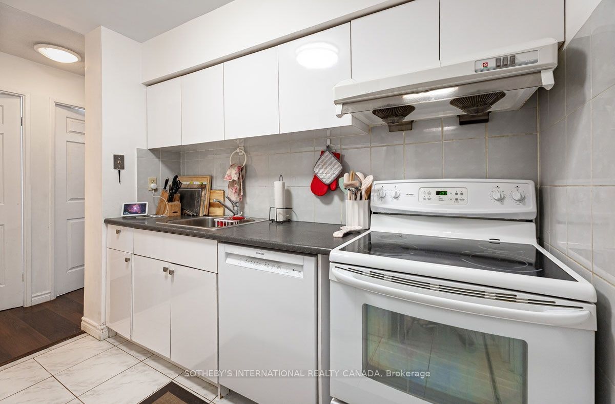 520-89 Mccaul Street, Toronto, ON, M5T 2X3 - 5