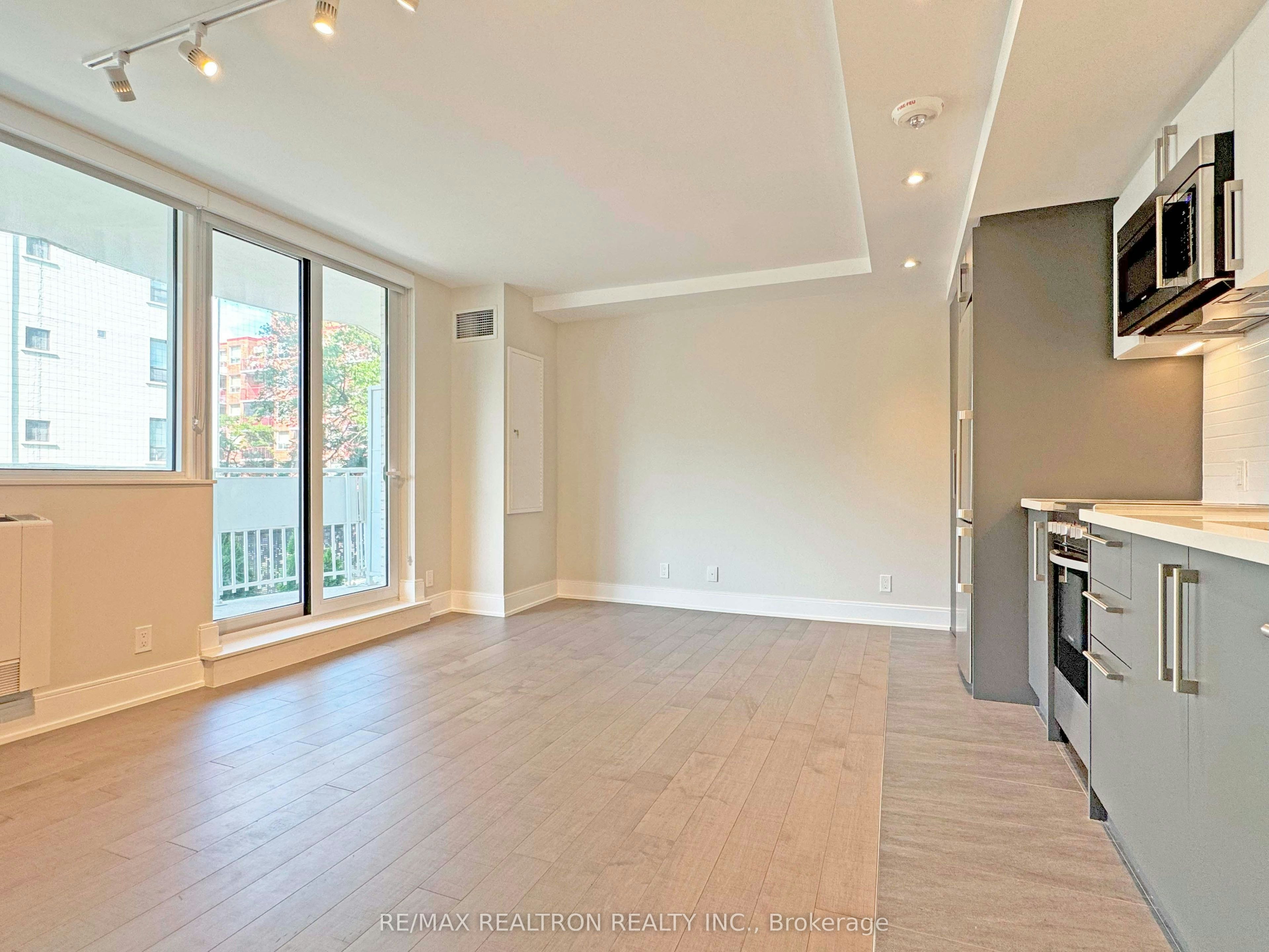 304-11 Walmer Road, Toronto, ON, M5R 2W9 - 2