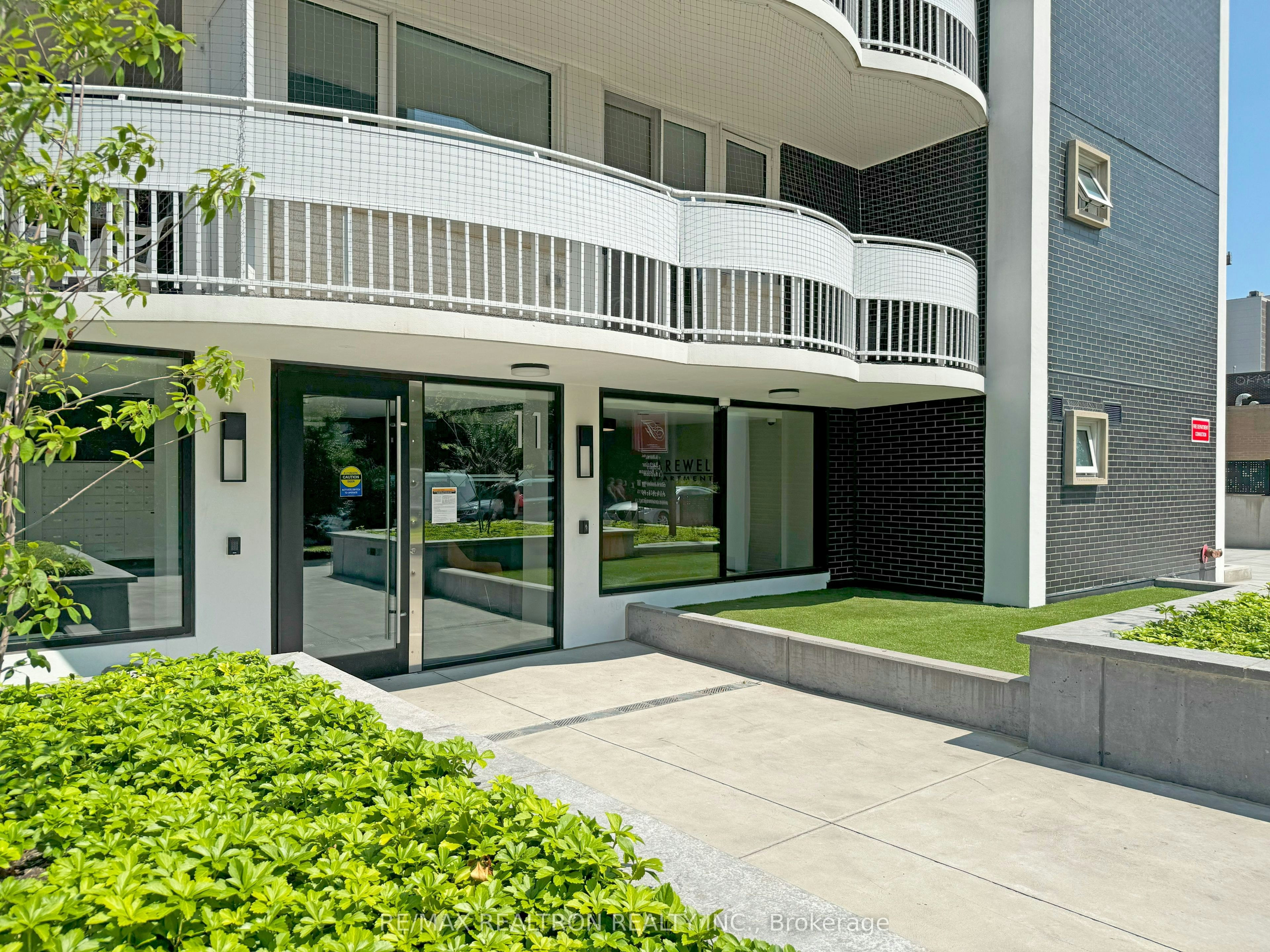 304-11 Walmer Road, Toronto, ON, M5R 2W9 - 14