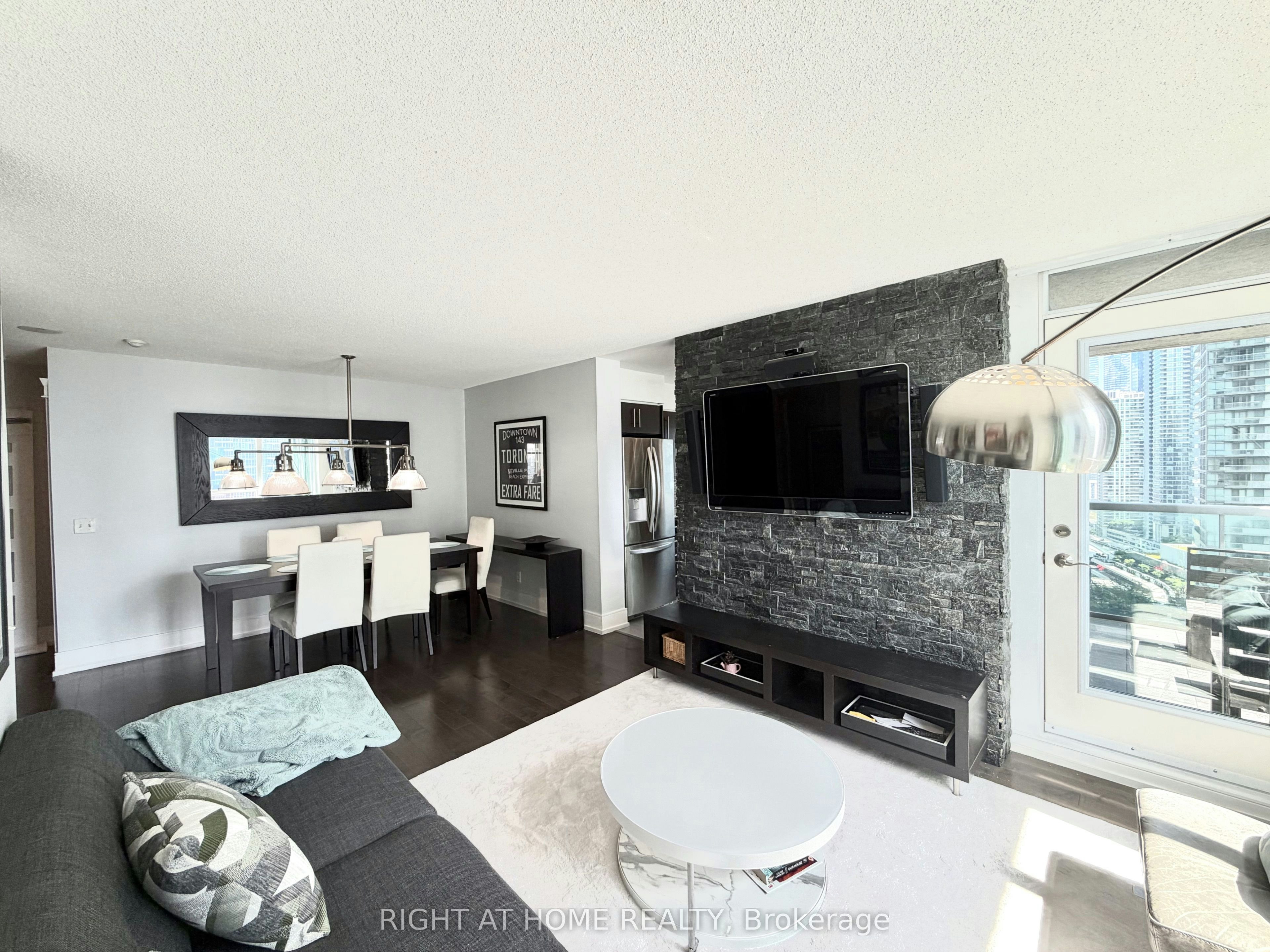 2910-30 Grand Trunk Crescent, Toronto, ON, M5J 3A4 - 8