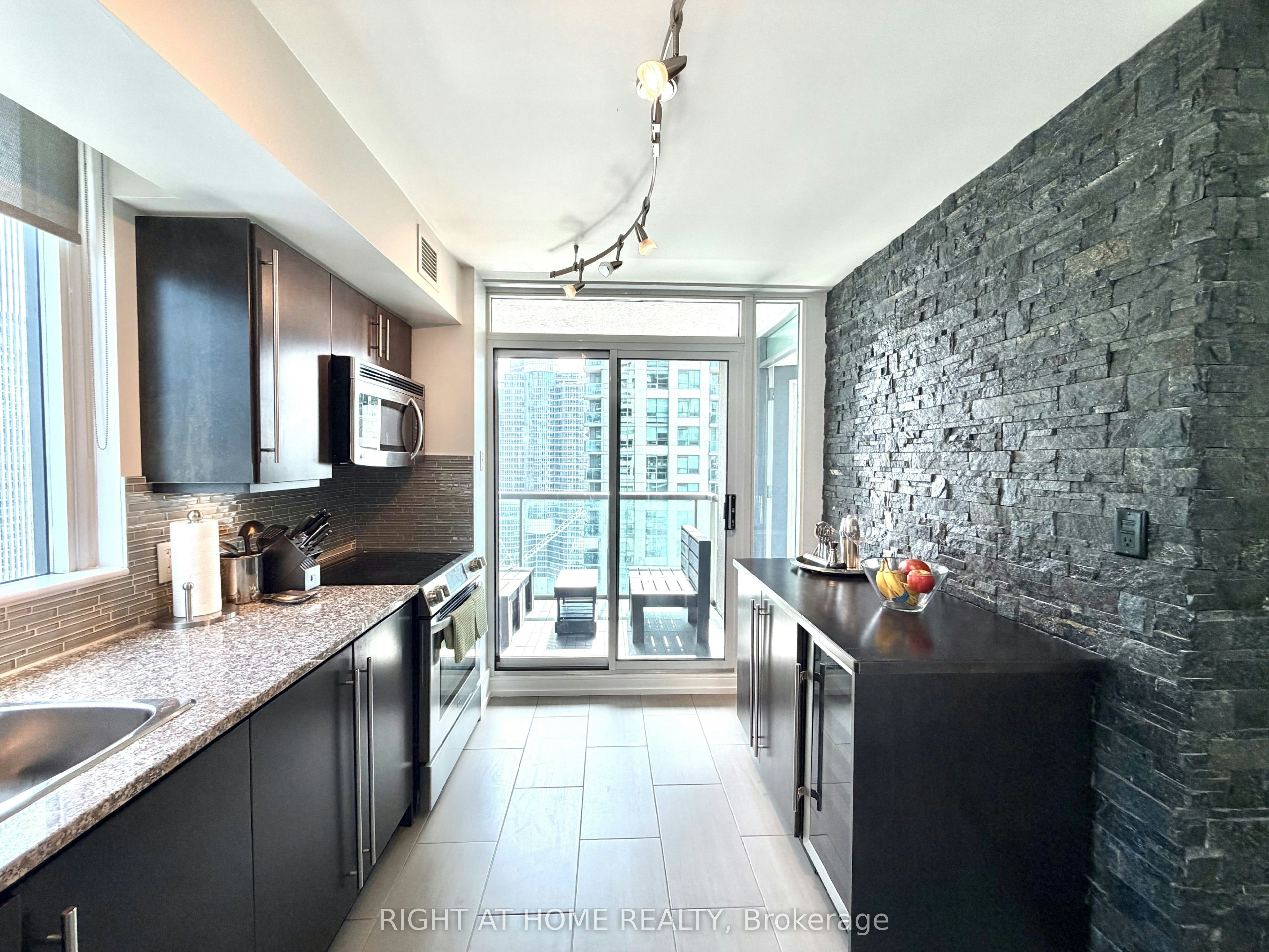 2910-30 Grand Trunk Crescent, Toronto, ON, M5J 3A4 - 14