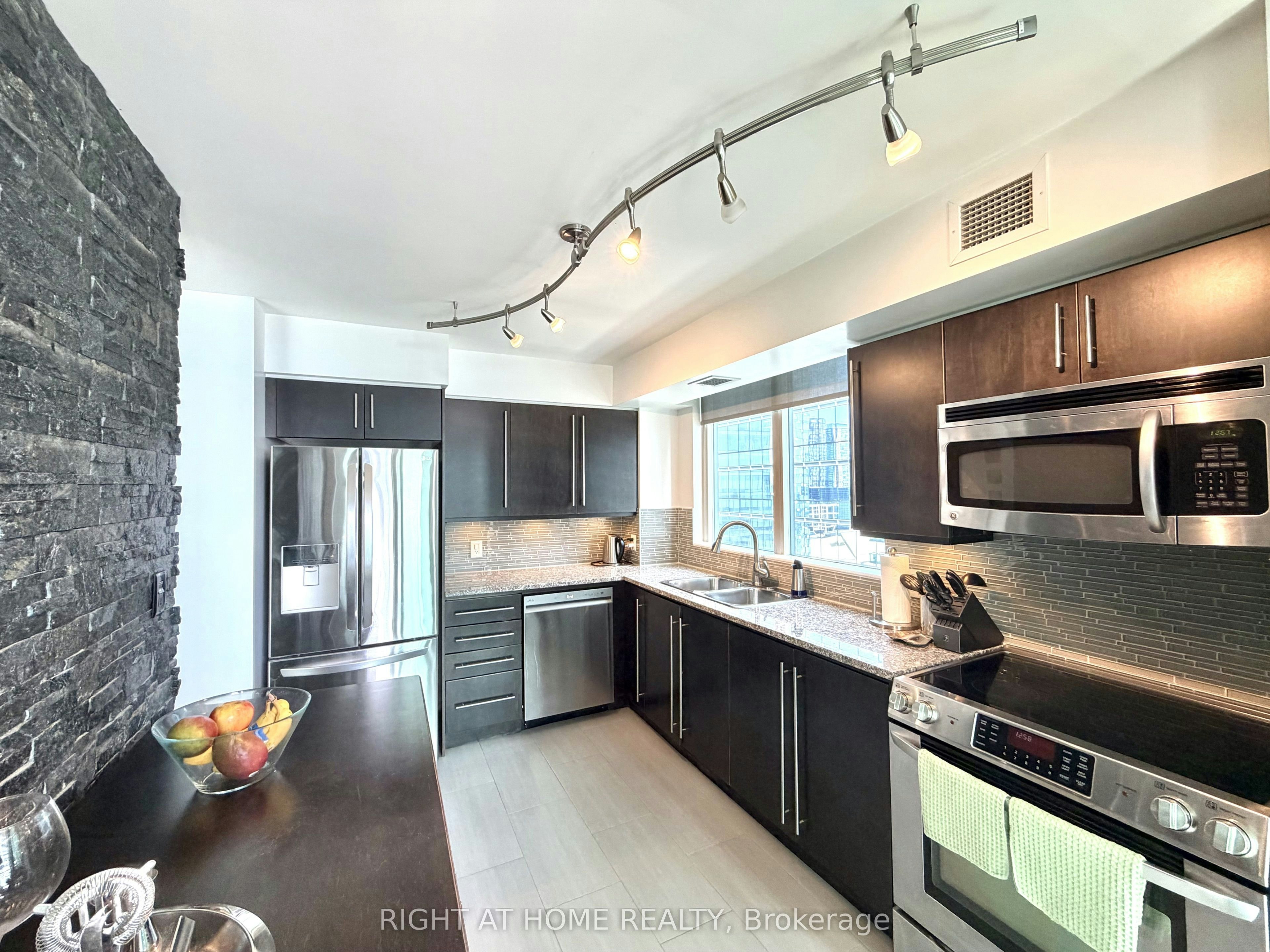 2910-30 Grand Trunk Crescent, Toronto, ON, M5J 3A4 - 13