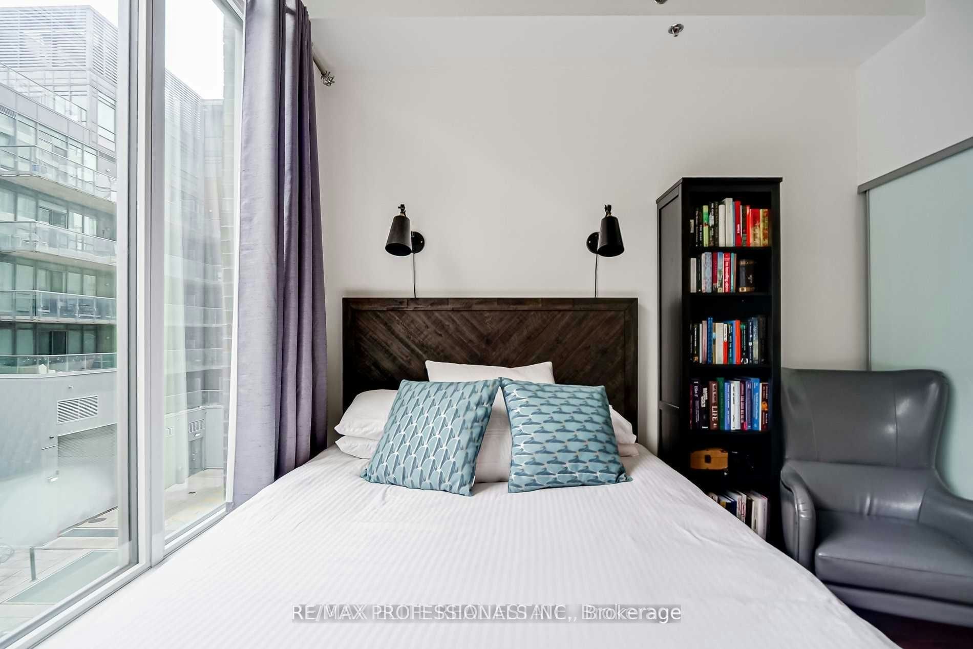 330-20 Minowan Miikan Lane, Toronto, ON, M6J 1M3 - 11