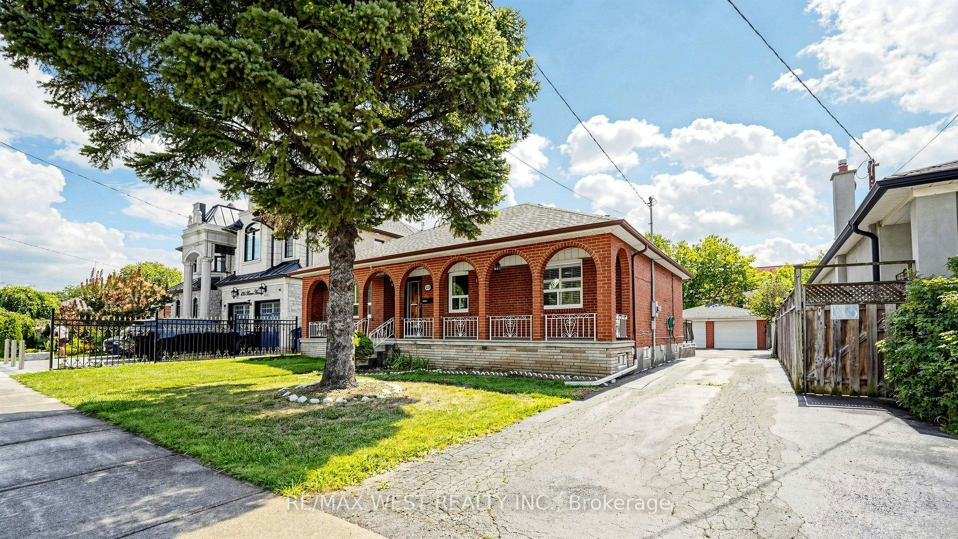 BSMT-139 Ranee Avenue, Toronto, ON, M6A 1N3 - 2