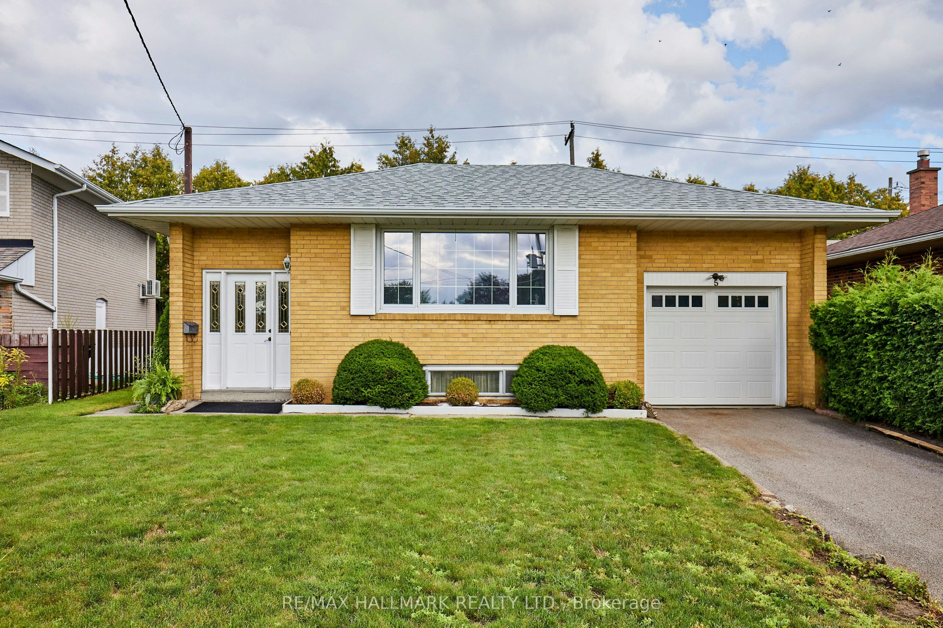 5 Mere Court, Toronto, ON, M4A 2J6