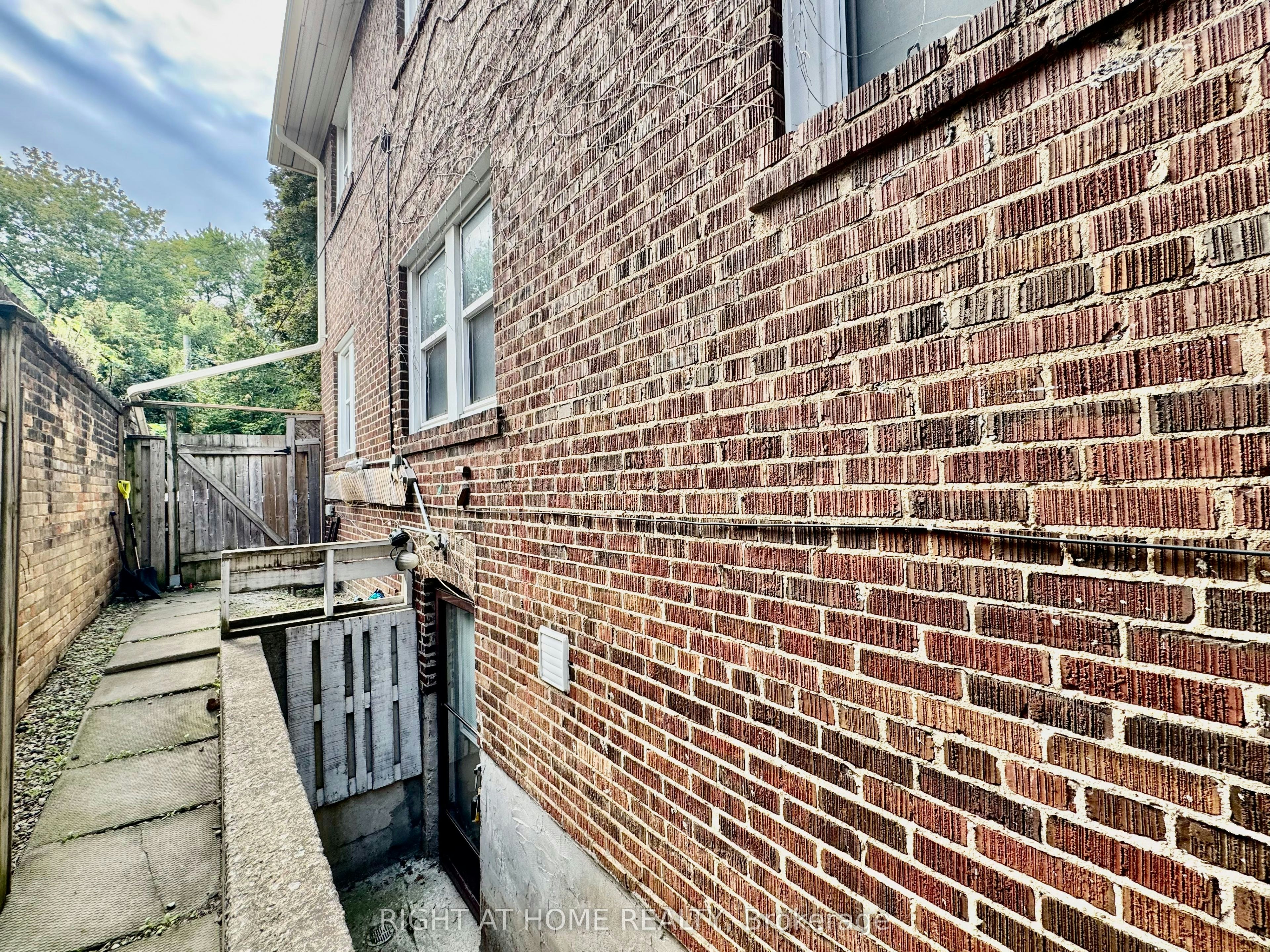 Lower Apartment-1196 Avenue Road, Toronto, ON, M5N 2G1 - 24