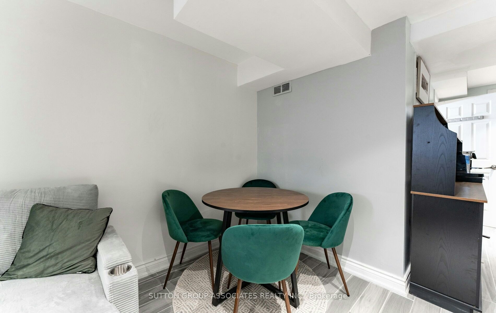Lower-63 Bellevue Avenue, Toronto, ON, M5T 2N6 - 9