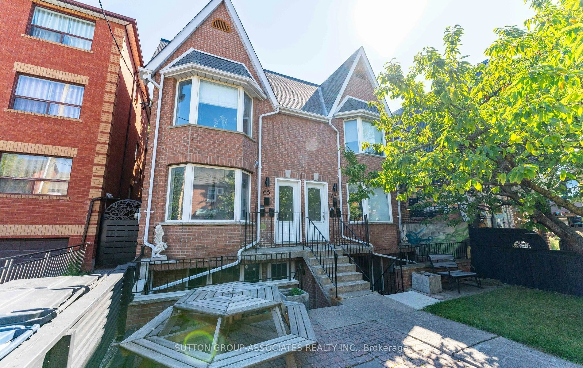 Lower-63 Bellevue Avenue, Toronto, ON, M5T 2N6