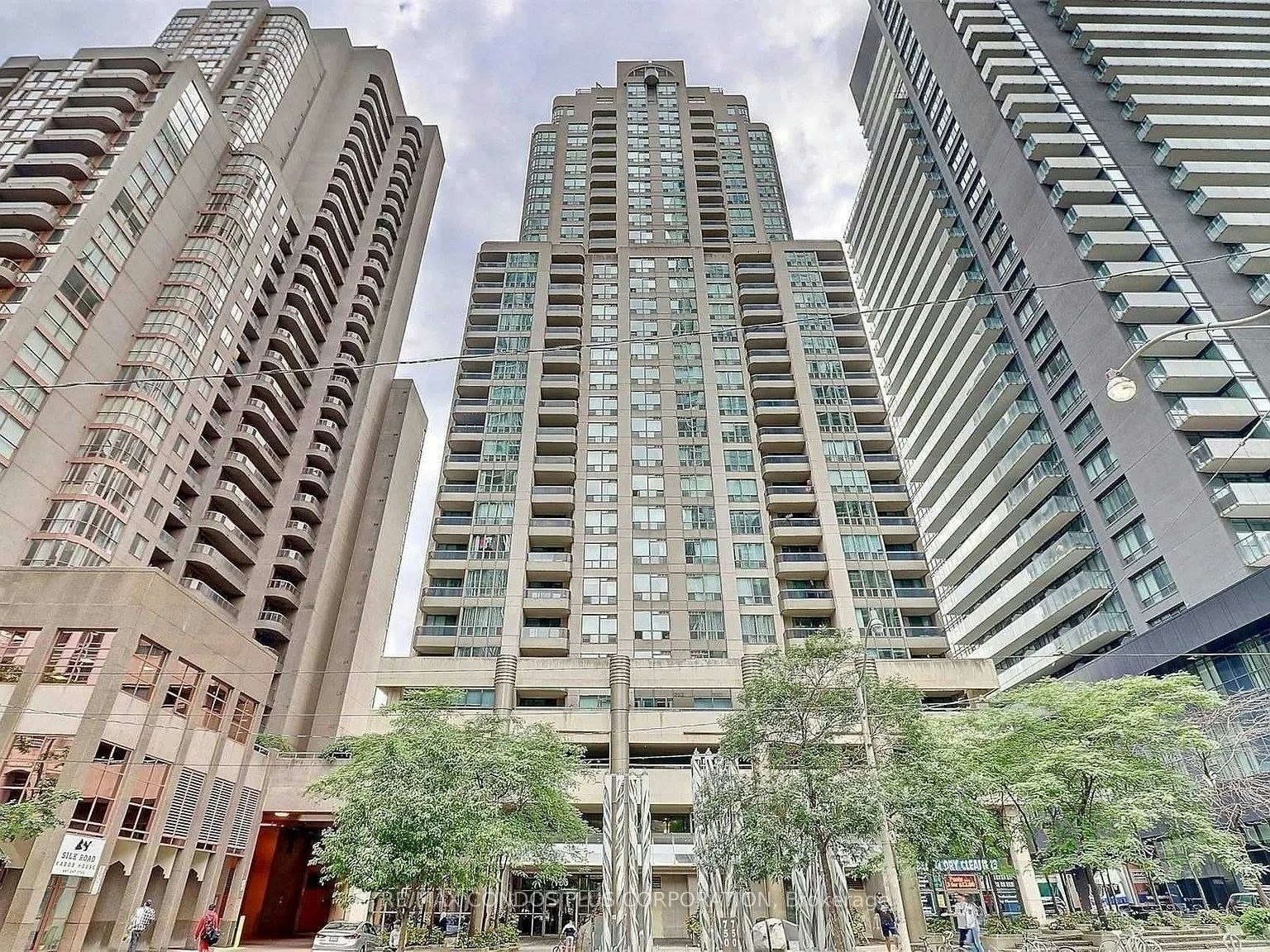 808-750 Bay Street, Toronto, ON, M5G 1N6