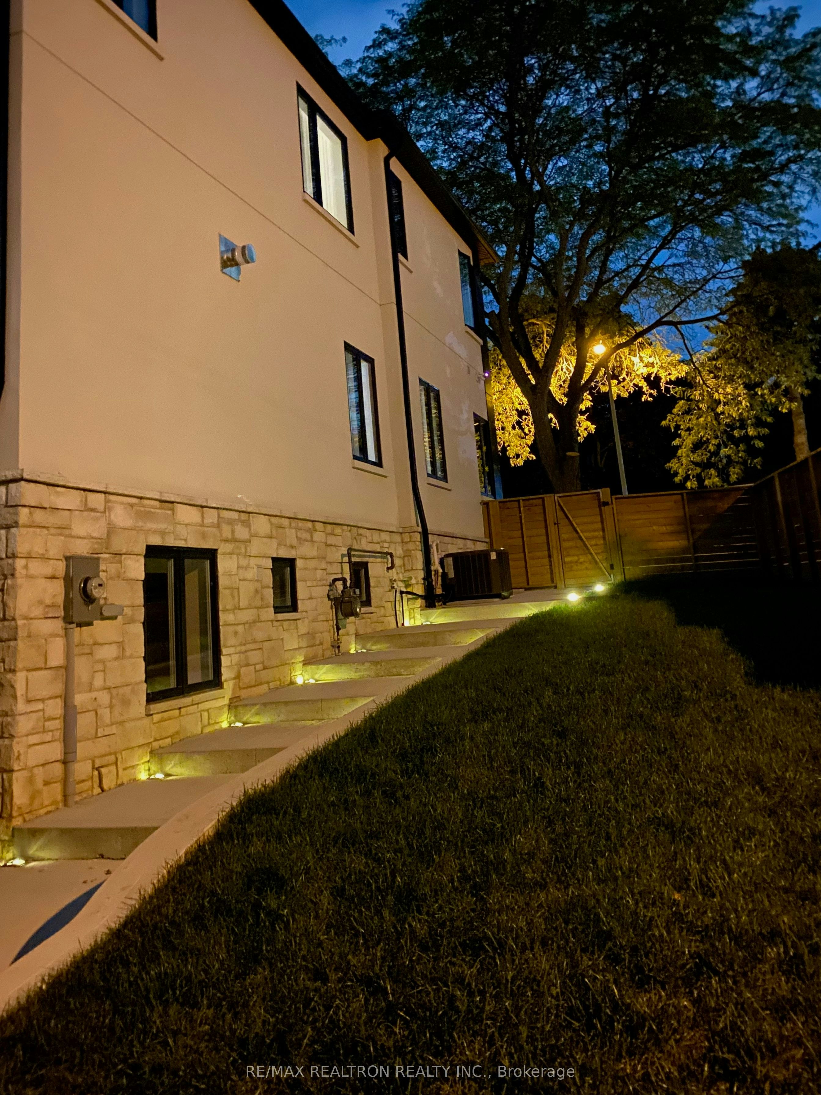 2 North Hills Terrace, Toronto, ON, M3C 1M6 - 28