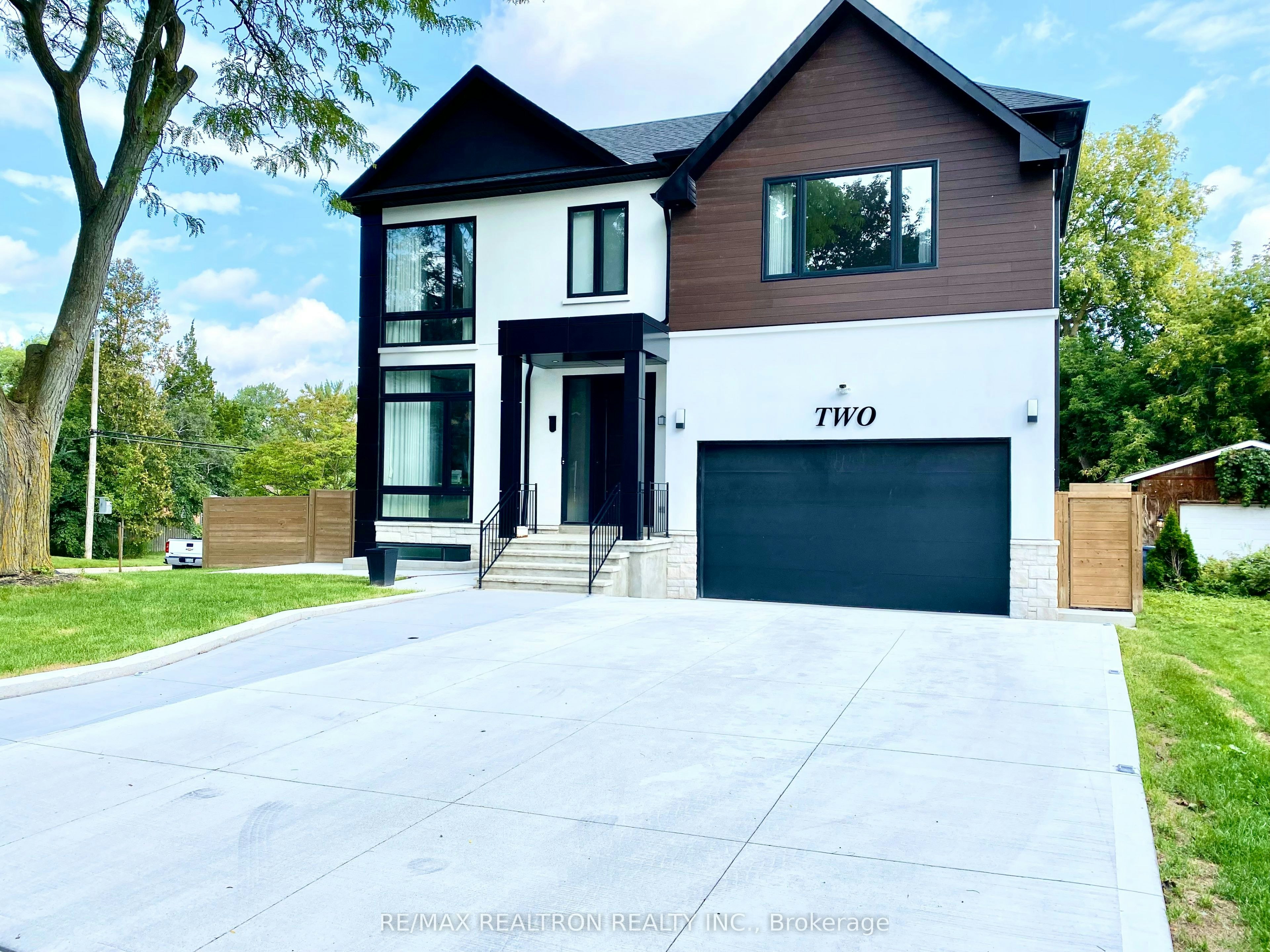 2 North Hills Terrace, Toronto, ON, M3C 1M6 - 2