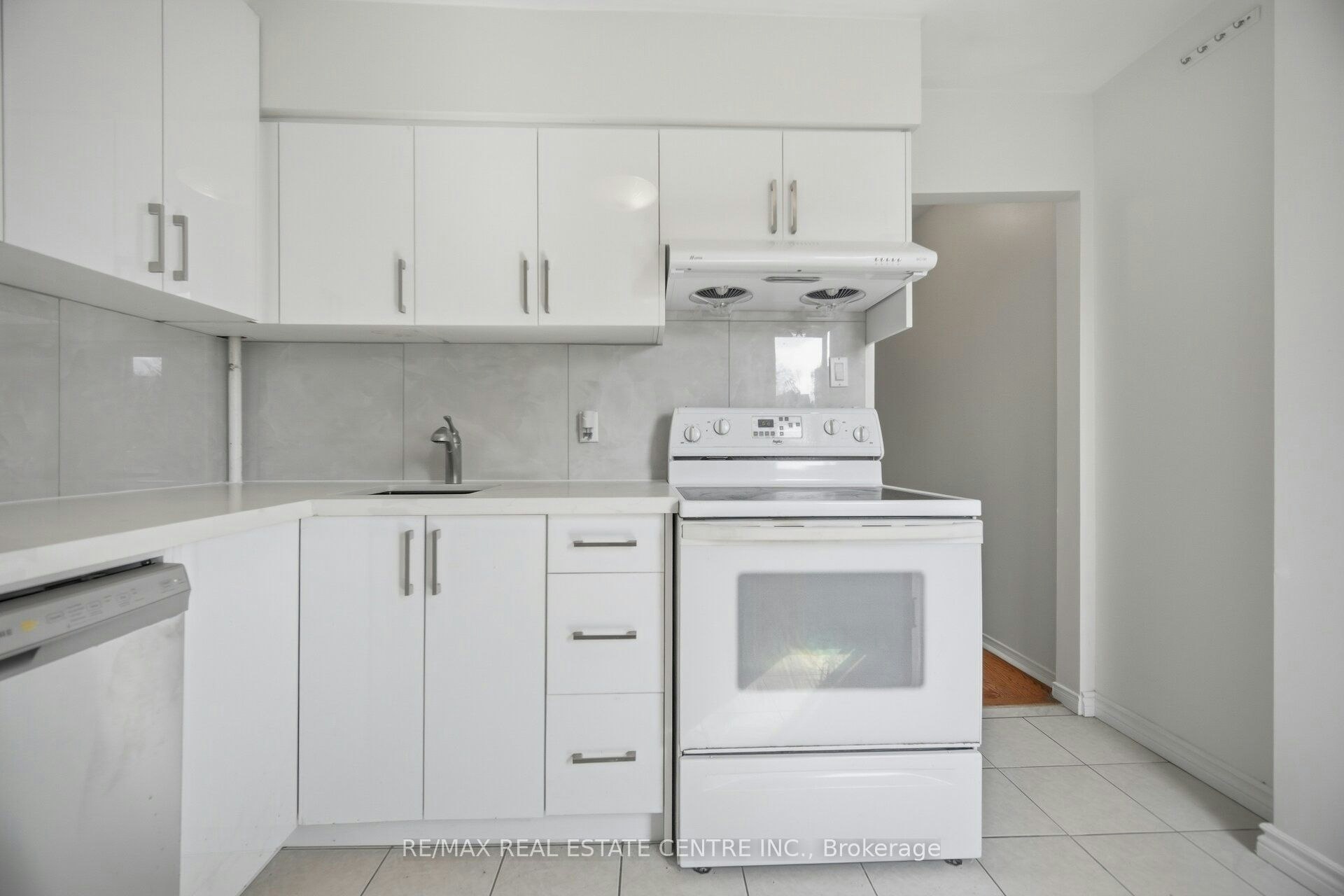 Upper-472 Lansdowne Avenue, Toronto, ON, M6H 3Y3 - 9