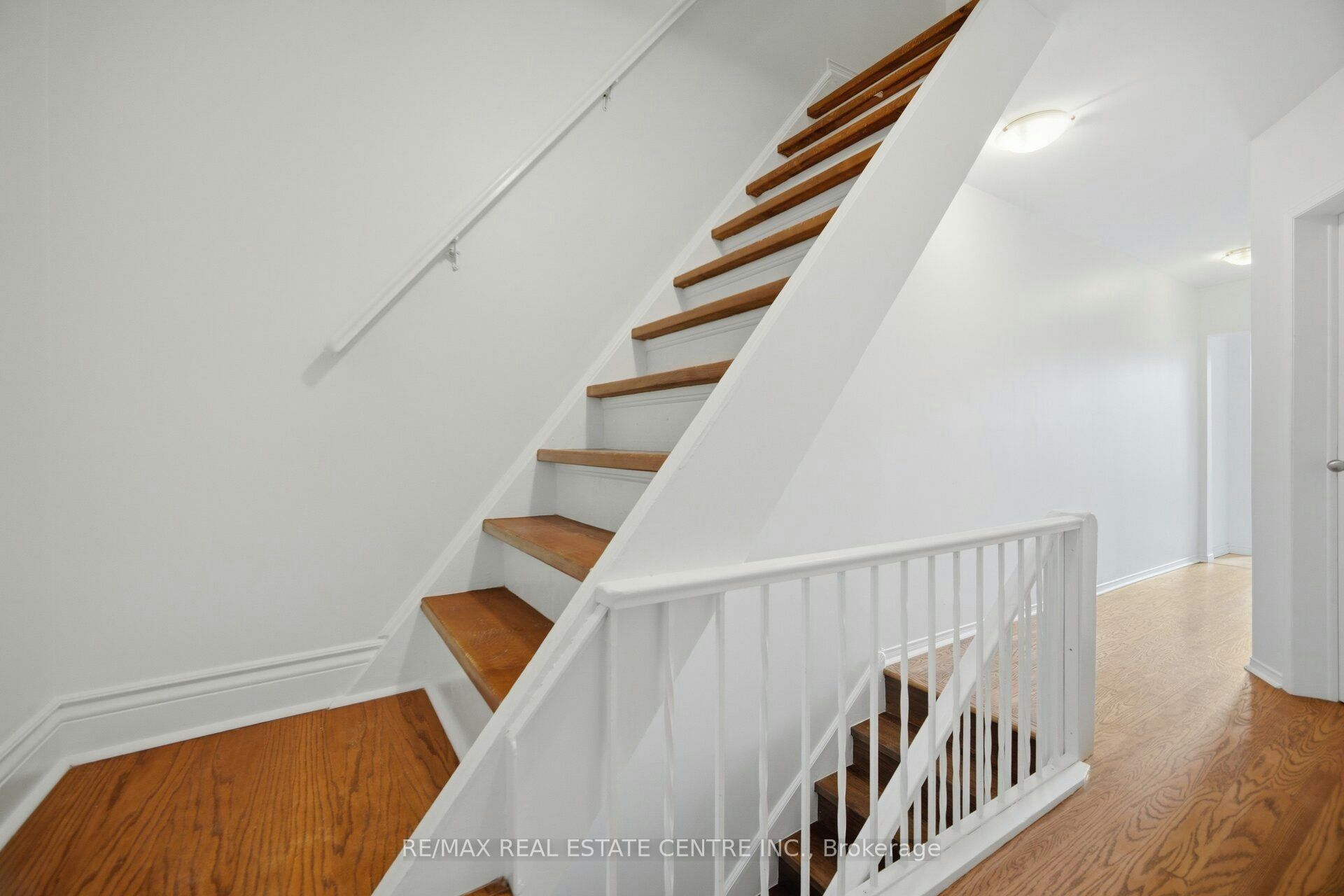 Upper-472 Lansdowne Avenue, Toronto, ON, M6H 3Y3 - 25
