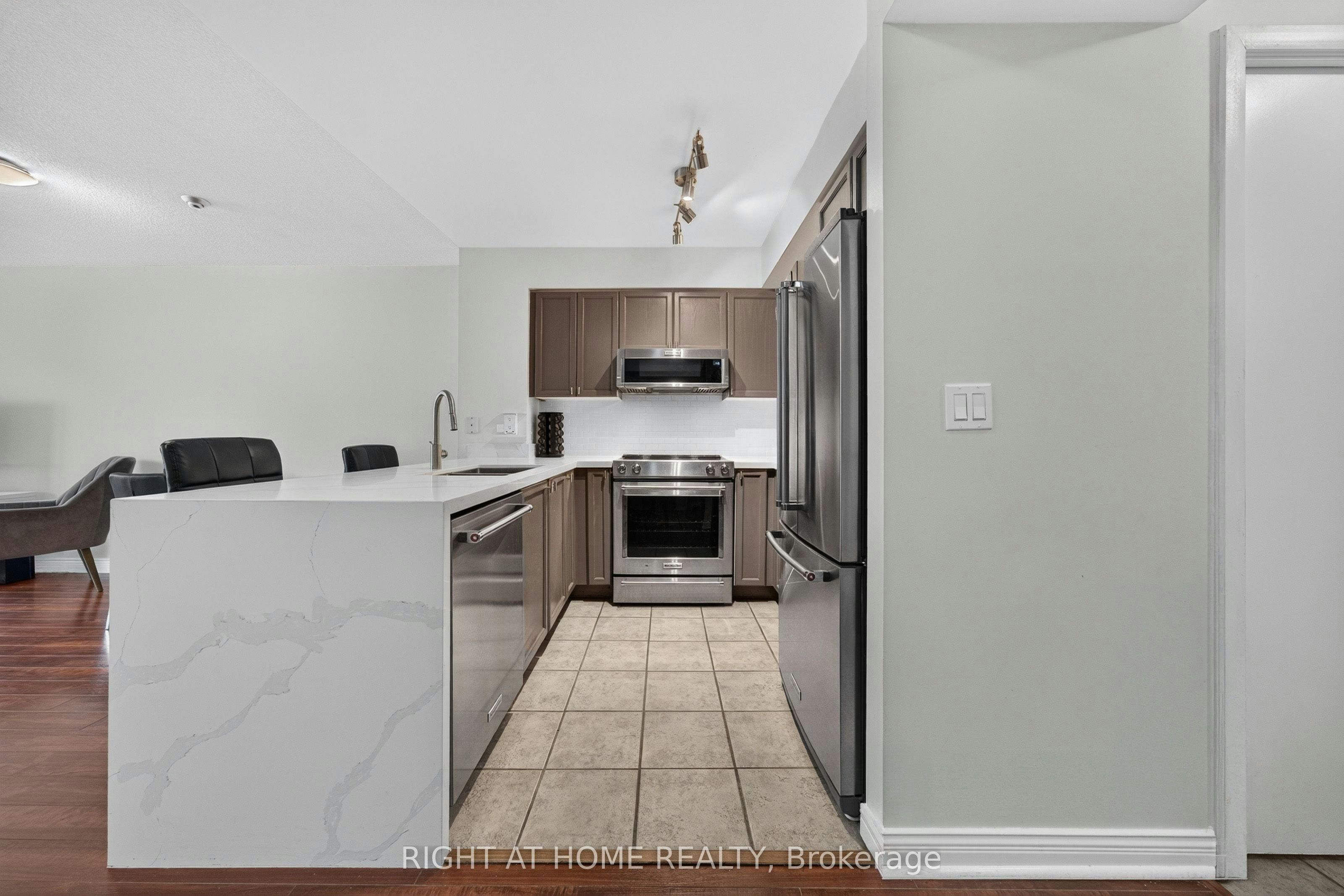 321-231 Fort York Boulevard, Toronto, ON, M5V 1B2 - 9
