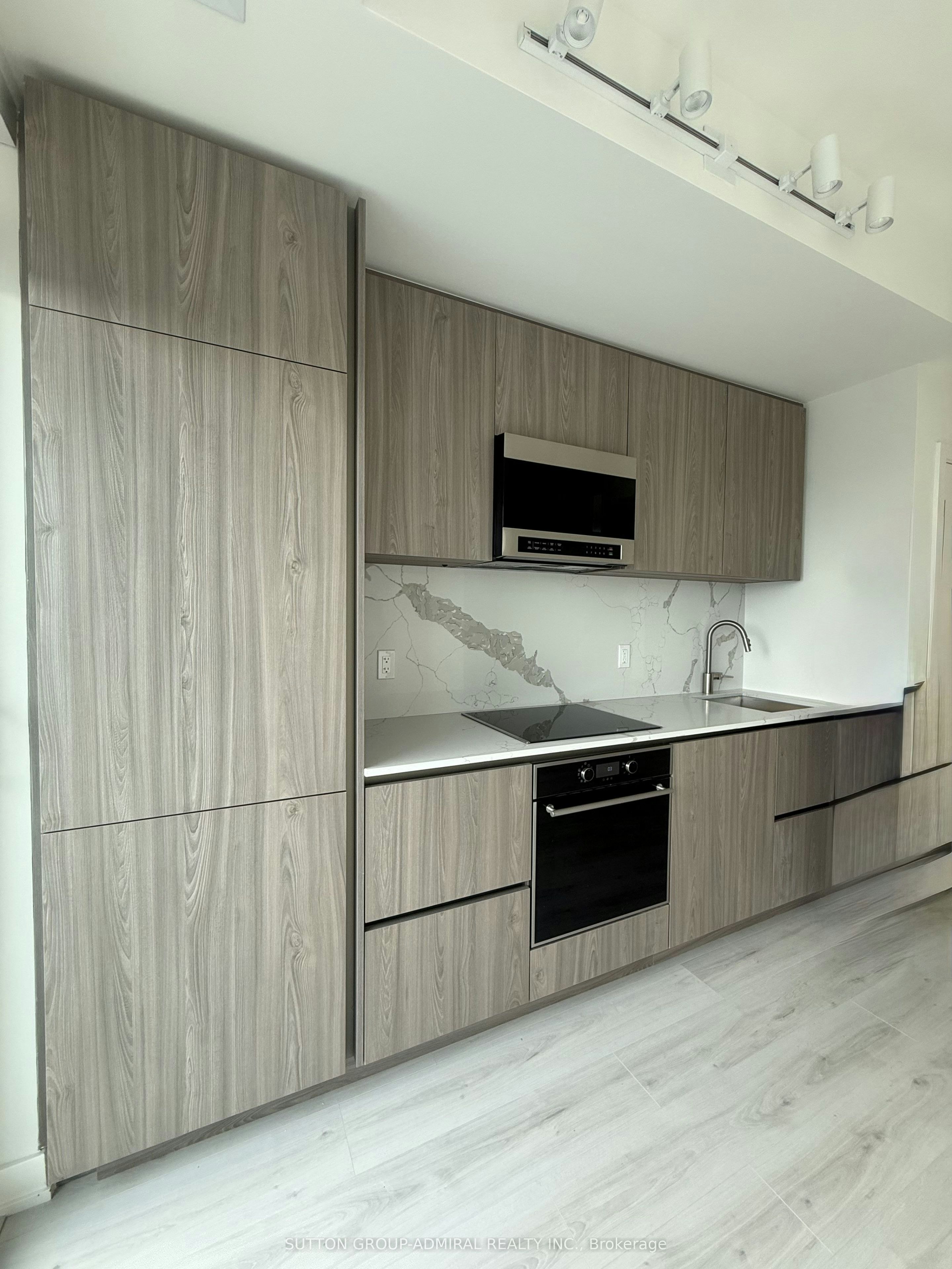 # 2204 N-120 Broadway Avenue, Toronto, ON, M4P 0E9 - 3