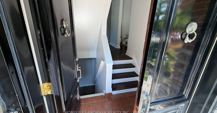 702 Sheppard Ave E Avenue E, Toronto, ON, M2K 1B7 - 4