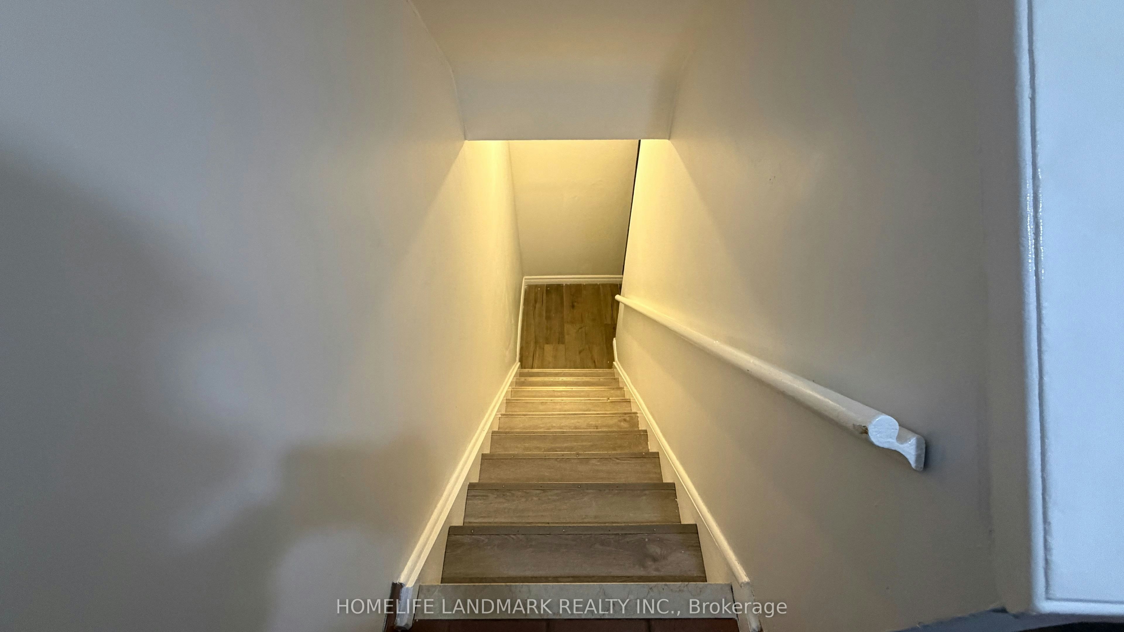 702 Sheppard Ave E Avenue E, Toronto, ON, M2K 1B7 - 32