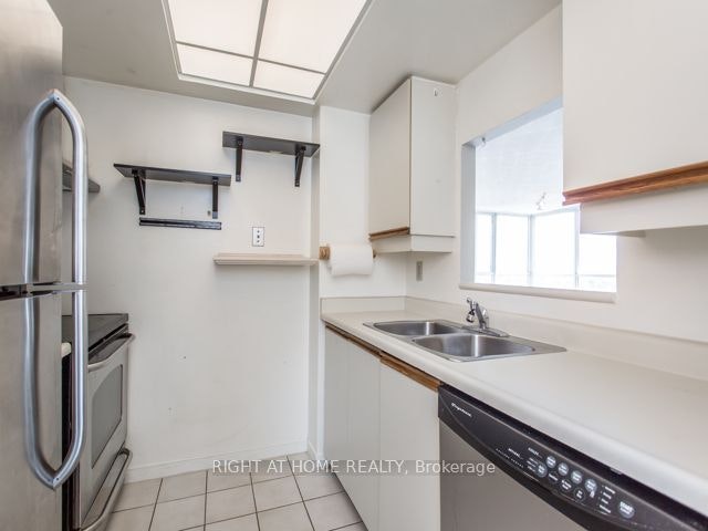 1110-5 Concorde Place, Toronto, ON, M3C 3M8 - 5
