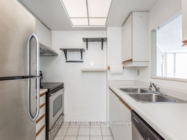 1110-5 Concorde Place, Toronto, ON, M3C 3M8 - 4