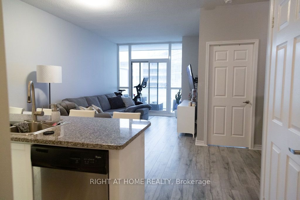 305-19 Grand Trunk Crescent, Toronto, ON, M5J 3A3 - 3