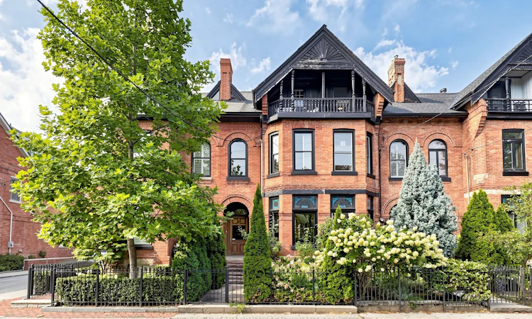 328 Wellesley Street E