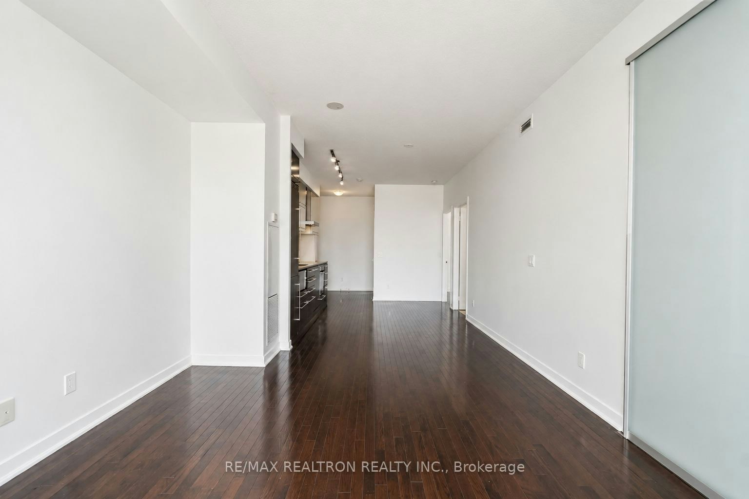 1402-770 Bay Street, Toronto, ON, M5G 1N6 - 8