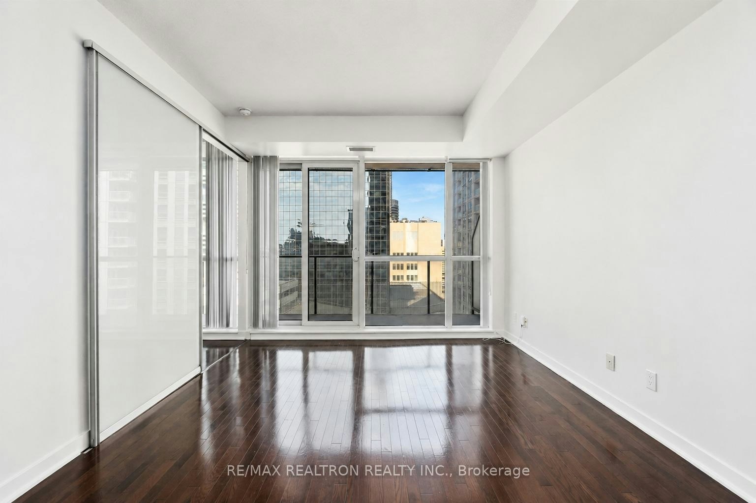 1402-770 Bay Street, Toronto, ON, M5G 1N6 - 7