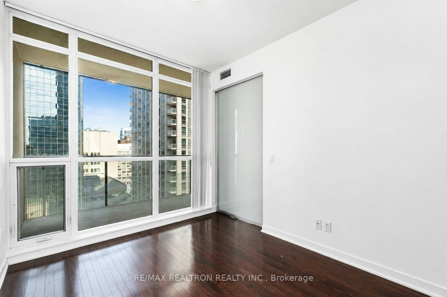 1402-770 Bay Street, Toronto, ON, M5G 1N6 - 5