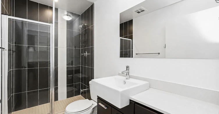 1402-770 Bay Street, Toronto, ON, M5G 1N6 - 9