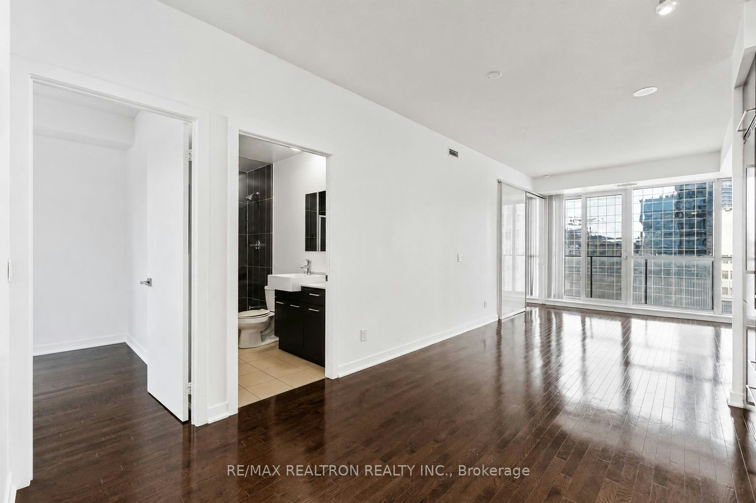 1402-770 Bay Street, Toronto, ON, M5G 1N6 - 3