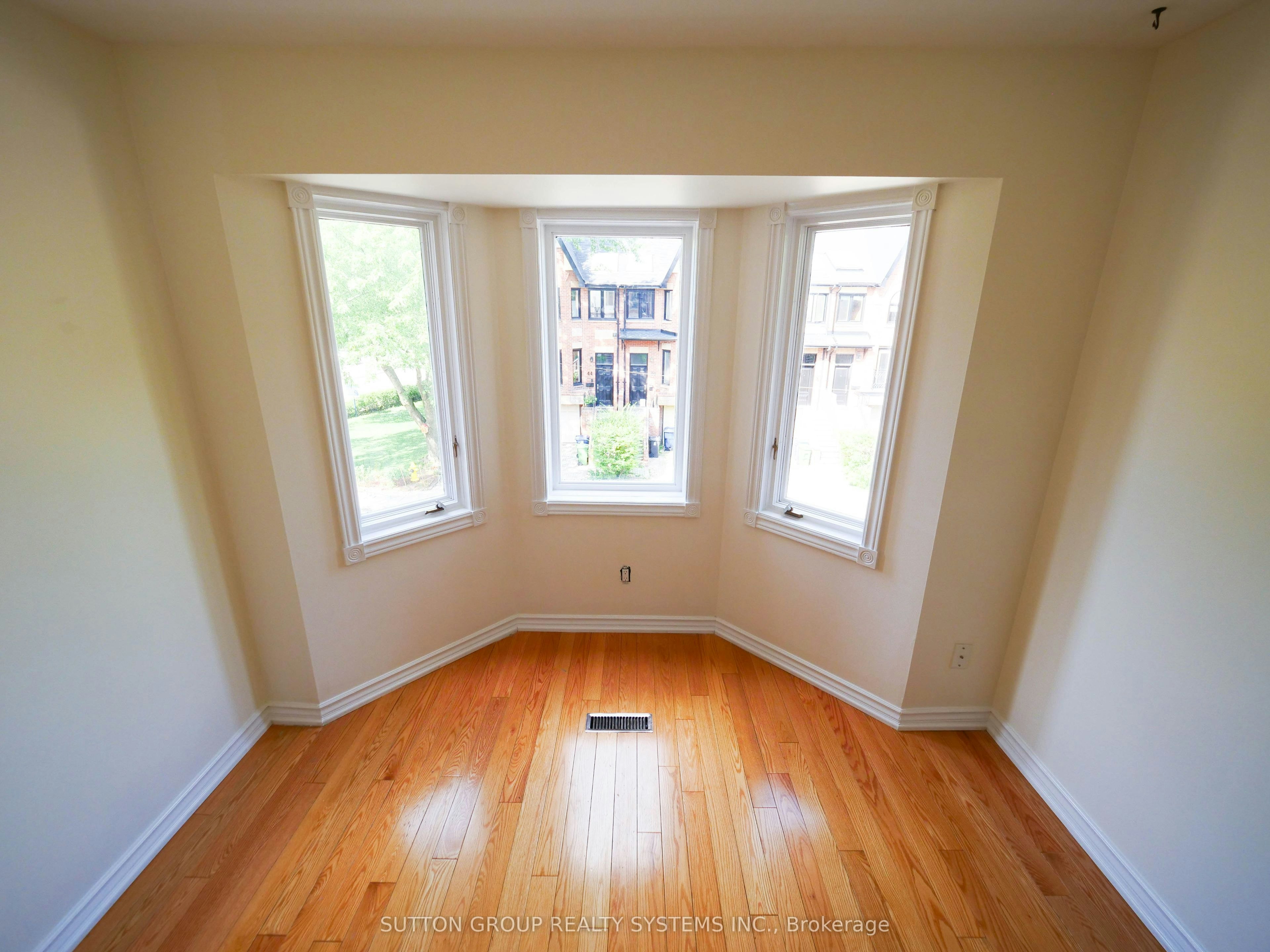 45 Soho Square, Toronto, ON, M5T 2Z2 - 9