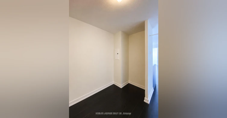 828-10 Capreol Court, Toronto, ON, M5V 4B3 - 6