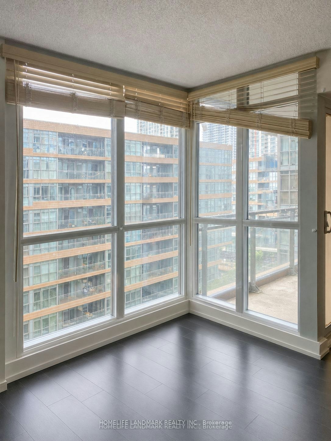 828-10 Capreol Court, Toronto, ON, M5V 4B3 - 9
