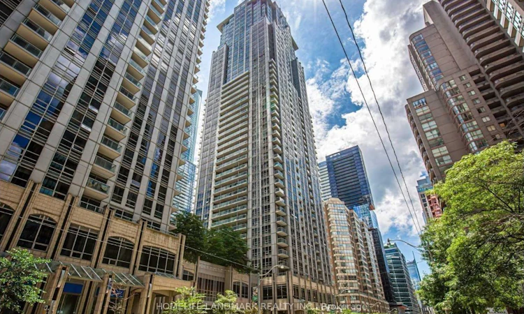 3303-761 Bay Street